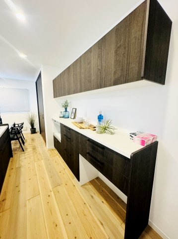 呉市宮原7丁目　新築一戸建て（全９棟）のキッチン|キッチンには大容量のカップボードが付いています。