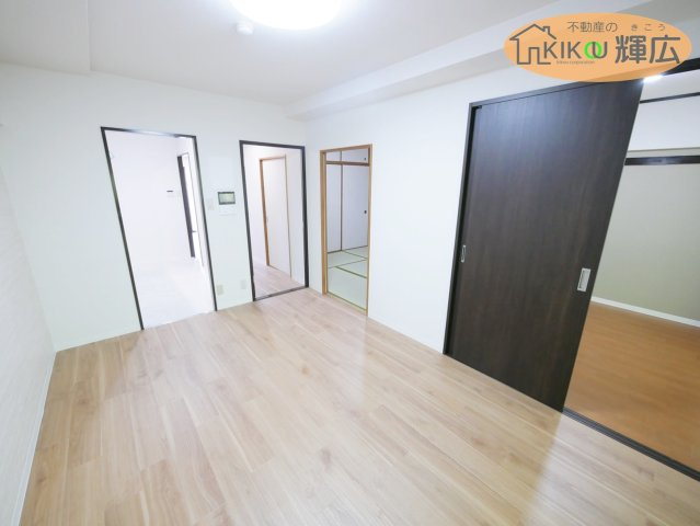 【居間・リビング】 | ライオンズマンション姫路西今宿　1階 | リフォーム内容：キッチン・浴室・洗面台・トイレ新調、洗濯水栓・パン交換、シーリング・ソフト巾木・エアコンキャップ交換、建具調整・一部交換、畳・襖・障子張替、木部塗装、クロス全室貼替等