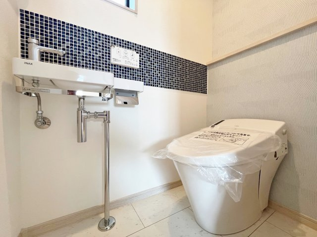 練馬区氷川台4丁目 全3棟 A号棟のトイレ|2階トイレは便利な手洗いカウンターを設置しています
小窓を設け明るく衛生的なトイレ
トイレは1階2階それぞれに設置しています