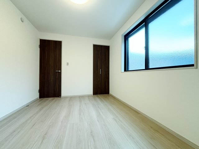 練馬区氷川台4丁目 全3棟 A号棟の洋室|1階6帖洋室は2面開口の明るく快適な洋室
整形なお部屋なので家具のレイアウトもしやすいです