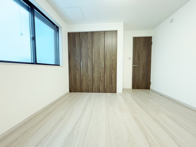 練馬区氷川台4丁目 全3棟 A号棟の洋室|1階6.3帖洋室は壁面ワイドな収納が魅力的です
2面開口の明るく快適なお部屋です