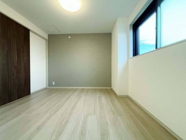 練馬区氷川台4丁目 全3棟 A号棟の洋室|3階6.2帖洋室はアクセントクロスを施し空間に奥行きを演出しています