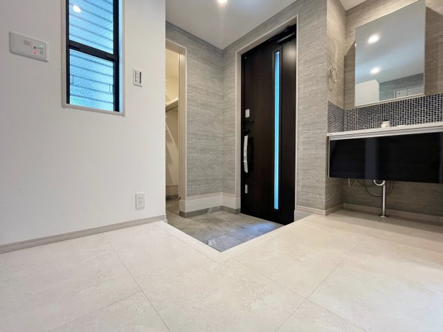 練馬区氷川台4丁目 全3棟 A号棟の玄関|家の顔でもある玄関にはホールを設けゆとりある空間を演出しています
便利なセカンド洗面台を設置しているので帰宅時もスムーズに手洗いができます