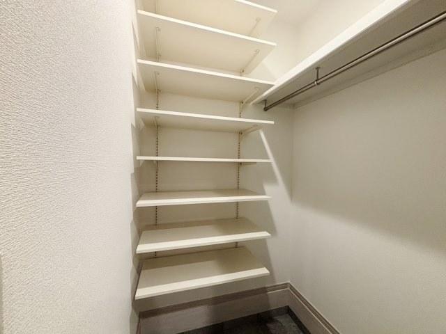 練馬区氷川台4丁目 全3棟 A号棟の玄関|玄関にはシューズインクロークを設置
アウトドア用品やご家族の季節ごとの靴をしっかり収納できます
可動棚なのでお好みの収納にレイアウトできます