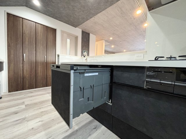 練馬区氷川台4丁目 全3棟 A号棟のキッチン|食後の片づけに便利な食器洗乾燥機が標準装備です