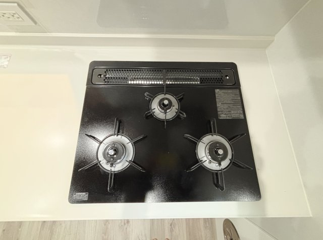 練馬区氷川台4丁目 全3棟 A号棟のキッチン|手軽にお手入れができるガラストップコンロを装備しています