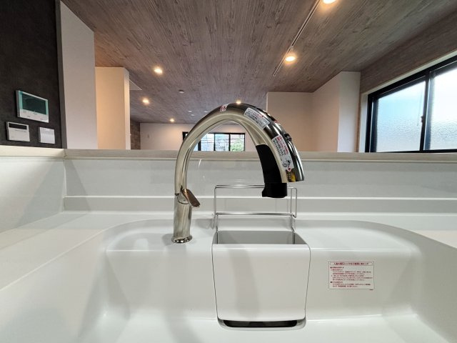 練馬区氷川台4丁目 全3棟 A号棟のキッチン|衛生的にお料理ができるタッチレス水栓