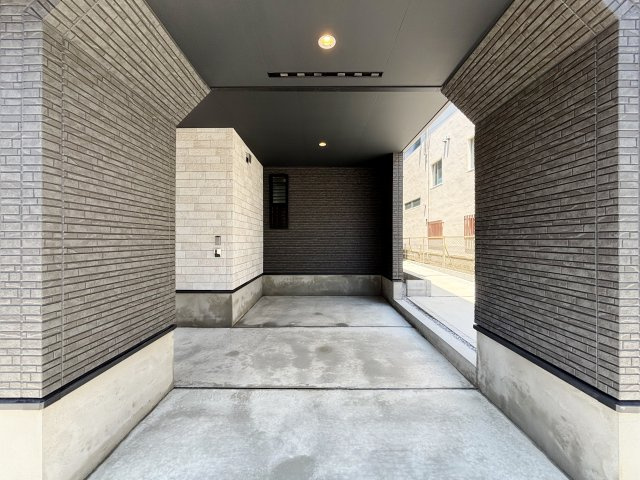 練馬区氷川台4丁目 全3棟 A号棟の駐車場|大切なお車を雨風から守るビルトインガレージ
大型車やハイルーフ車も駐車可能です
EVコンセント、防水コンセントを装備しています