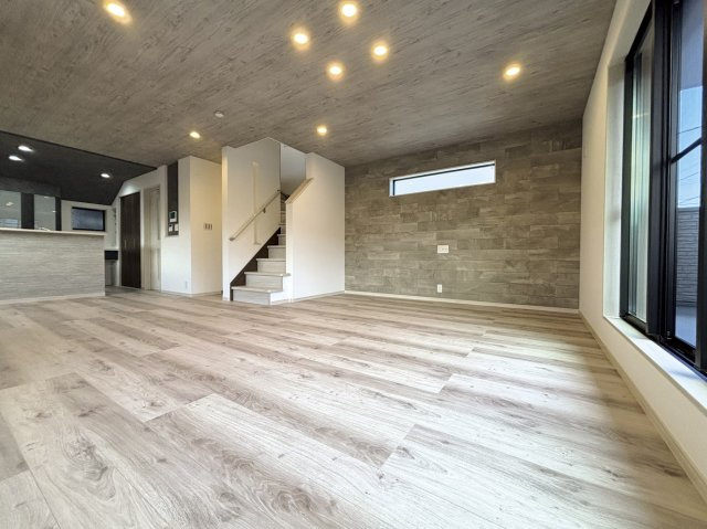 練馬区氷川台4丁目 全3棟 A号棟の居間・リビング|家の中心でもあるLDKは23.8帖のプレミアムな空間です
壁面には実用性と意匠性を兼ね備えたエコカラットを施工
南側に設けた大きなサッシから光が差し込む明るく快適な空間です