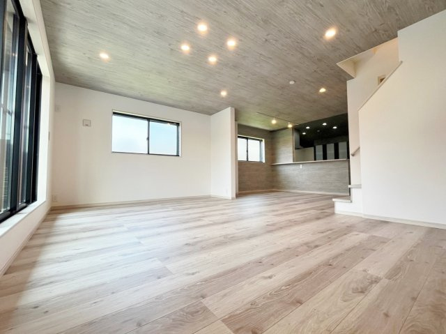 練馬区氷川台4丁目 全3棟 A号棟の居間・リビング|南に面した明るく快適な23.8帖のLDK
大きな掃き出し窓から光が差し込み心地よい空間
2階リビング+水回りを配した生活しやすい間取りです
足元には床暖房を設置しています