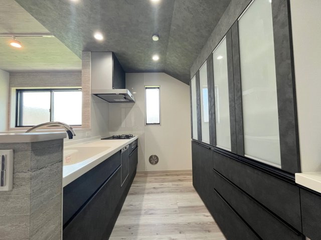 練馬区氷川台4丁目 全3棟 A号棟のキッチン|対面キッチンはリビングを眺めながらお料理ができます
背面にはキッチンと同じ面材のカップボードを設置
家事効率が上がるハイスペックキッチン
食器洗乾燥機、ガラストップコンロ、タッチレス水栓を装備