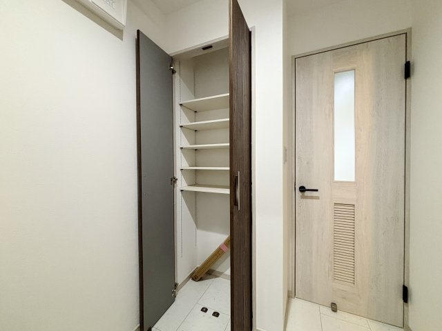 練馬区氷川台4丁目 全3棟 A号棟のキッチン|キッチン側面には便利なパントリーを設置しています
調理器具や食料品などの収納に便利です
可動棚なのでお好みの収納にレイアウトできます