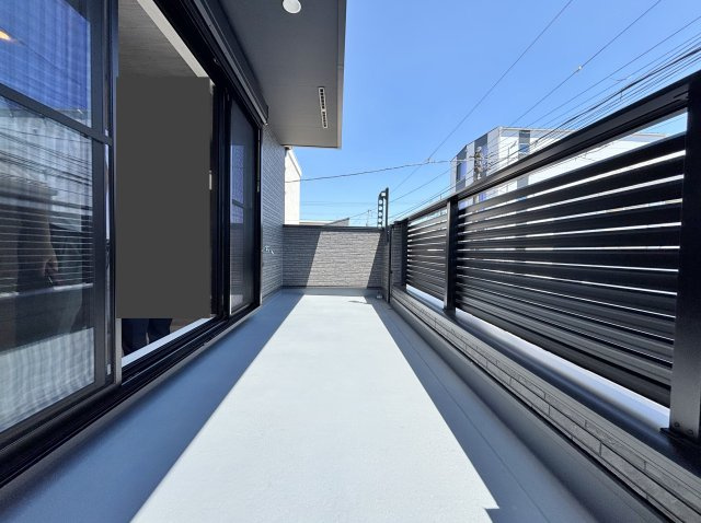 練馬区氷川台4丁目 全3棟 A号棟のバルコニー|2階南向きバルコニー
奥行きのあるワイドバルコニーは毎日のお洗濯物も快適に干すことができます
2階3階ともにバルコニーを設けているので毎日の生活に+αのゆとりを演出します