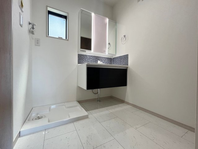 練馬区氷川台4丁目 全3棟 A号棟の独立洗面台|使いやすい三面鏡の洗面台
鏡裏やベースキャビネットなど収納が豊富なので水回りをキレイにお使い頂けます
背面には便利なリネン庫を設置
広々とした洗面室はお子様との入浴にも充分なスペースがございます