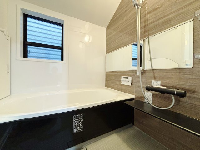 練馬区氷川台4丁目 全3棟 A号棟の浴室|落ち着いた色合いの浴室
一坪タイプの浴室は足を伸ばしてゆっくりバスタイムを楽しめます
浴室換気乾燥機が標準装備です