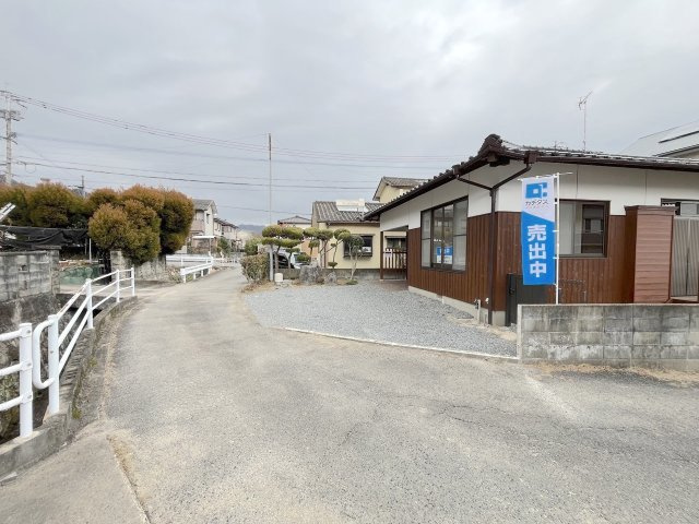 山家戸建ての前面道路含む現地写真