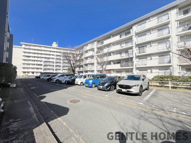西公園下住宅1号棟の駐車場