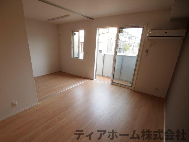 香芝市五位堂４丁目のハイツの居間・リビング|こちらの居間で趣味の時間をお楽しみください