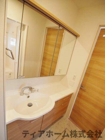 香芝市五位堂４丁目のハイツの独立洗面台|忙しい朝には欠かせない洗面所です