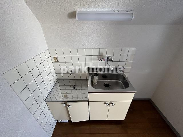 八反町ウィングのキッチン|コンパクトなキッチンで掃除もラクラク