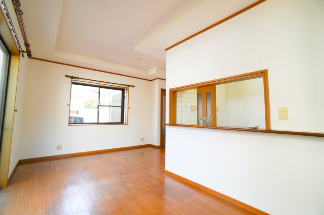 井口貸家の居間・リビング|こちらのリビングで趣味の時間をお楽しみください