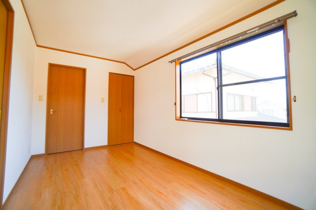 井口貸家の洋室|落ち着いた色調の洋室です