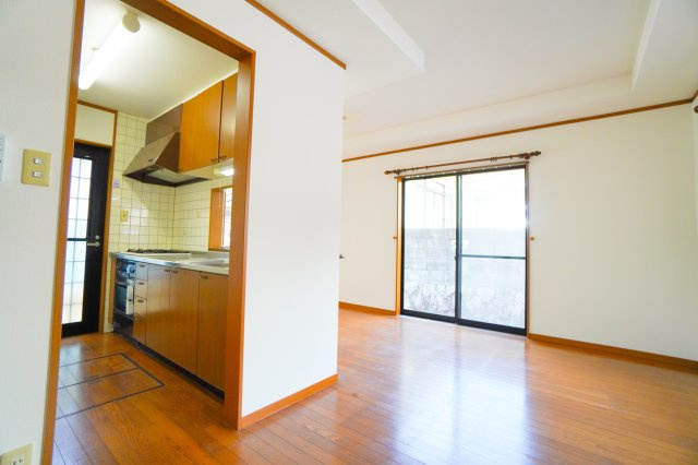 井口貸家の居間・リビング|こちらの居間で趣味の時間をお楽しみください