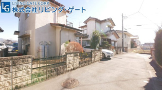 【前面道路含む現地写真】 | 前面道路は公道です。塀を撤去すればもう一台停まります。