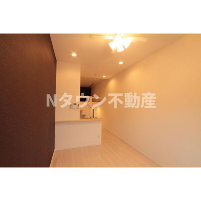 【居間・リビング】 | クリークコート | こちらのリビングで趣味の時間をお楽しみください