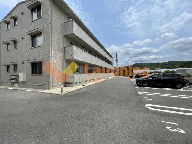 久留米市上津町のアパートの駐車場|車をお持ちの方に嬉しい駐車場付きの物件です