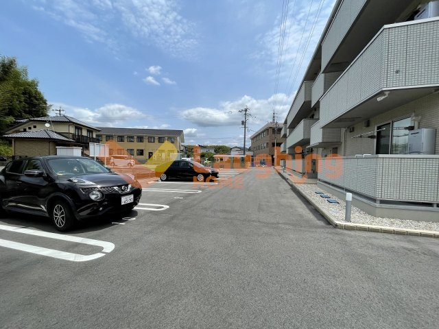 久留米市上津町のアパートの駐車場|駐車場があるので、車を買う予定の方も安心です