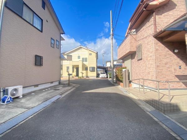 和歌山市西庄中古戸建の前面道路含む現地写真