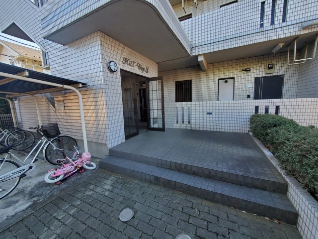 ヒルトップSのエントランス|建物の内部です