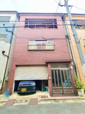 【外観】 | 城東区鴫野西５丁目中古戸建 | 安心の鉄骨造、シャッター付きの車庫スペースがございます。3階の洋室は約11.6帖の広々空間で、南向きのバルコニーに面しているため陽当たりも良好です。収納スペースも充実。スーパーや病院が近く生活至便！