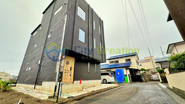 秦野市渋沢　大型新築戸建の前面道路含む現地写真