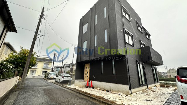 秦野市渋沢　大型新築戸建の前面道路含む現地写真