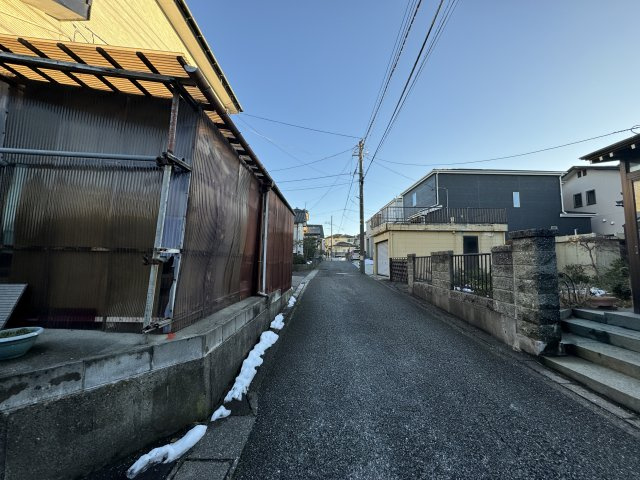 東区物見山1丁目　売地の前面道路含む現地写真|前面道路6mで解放感があります。