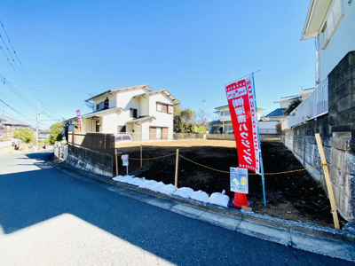 【前面道路含む現地写真】 | 【仲介手数料無料】MLH辻堂駅／両面道路！整形地６０坪♪茅ヶ崎市堤／建築条件なし売地１区画 | 南北に面した整形地６０坪のゆとりのあるボリューム！閑静な住宅街でオウチ時間を過ごしやすく！カースペースを複数台分確保したり、様々な建物プランの構想が出来るので、こだわりを持ってマイホームが造れます！