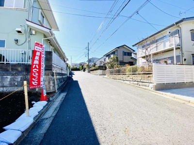 【前面道路含む現地写真】 | 【仲介手数料無料】MLH辻堂駅／両面道路！整形地６０坪♪茅ヶ崎市堤／建築条件なし売地１区画 | 北西側の前面道路です。約６ｍ幅のゆとりある道路ですので車の出し入れも心にゆとりをもって運転できます。交通量も少なめなのもポイントです♪