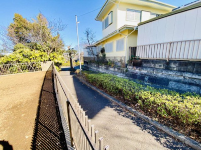 【前面道路含む現地写真】 | 【仲介手数料無料】MLH辻堂駅／両面道路！整形地６０坪♪茅ヶ崎市堤／建築条件なし売地１区画 | 南東側に面した歩行者通路です。敷地の方が少し高くなっています。車が通らないで音や排気ガスも気になりません！（こちらからの出入りは出来ません。）