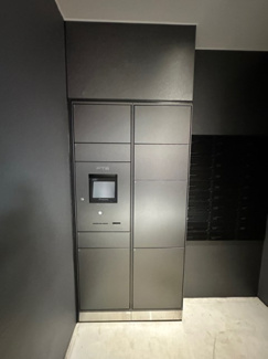 【その他共用部分】 | 共用エントランスには宅配BOXがあるので荷物の受け取りもスムーズに♪再配達を依頼する手間が省けます☆