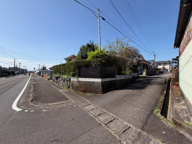 都城市上長飯町の中古一戸建の前面道路含む現地写真