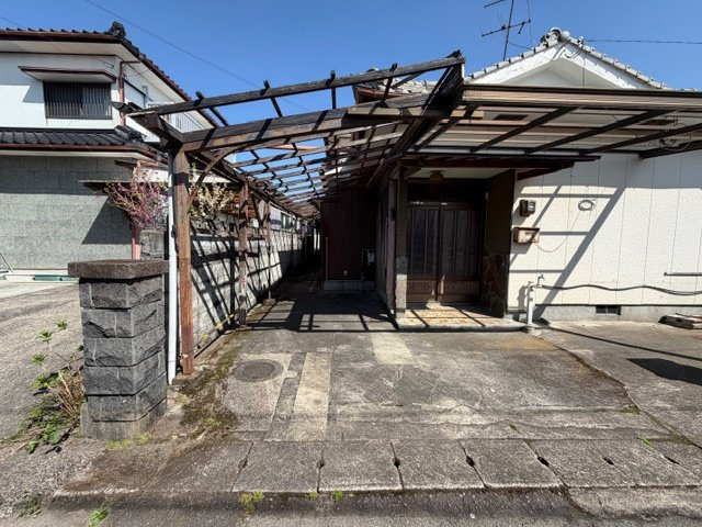 都城市上長飯町の中古一戸建の駐車場