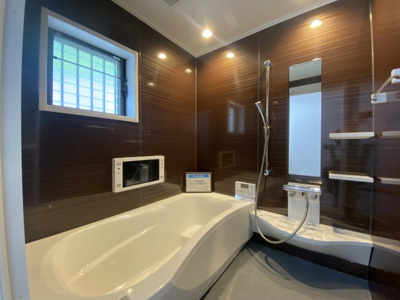 【浴室】 | 北五葉５丁目　中古戸建 | 浴室TV付きのユニットバスです。ゆったりくつろぎのお風呂タイムになりますね。