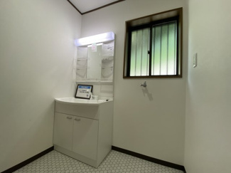 【独立洗面台】 | 北五葉５丁目　中古戸建 | 洗面台も新調しております。シャワー付きで身支度の際に役立ます。