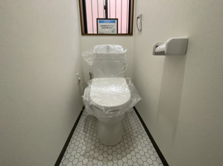 【トイレ】 | 北五葉５丁目　中古戸建 | トイレも新調しております。窓もあるので換気もできます。