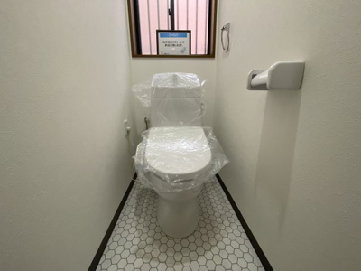 【トイレ】 | 北五葉５丁目　中古戸建 | トイレも新調しております。窓もあるので換気もできます。