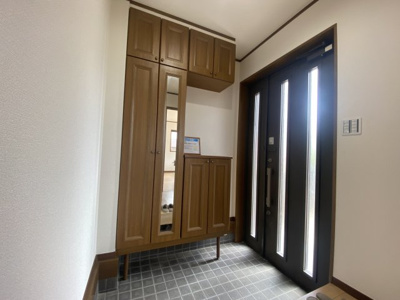 【玄関】 | 北五葉５丁目　中古戸建 | 光の入る玄関で明るく清潔感があります。