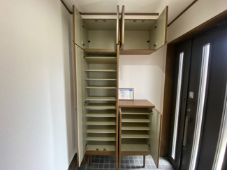 【収納】 | 北五葉５丁目　中古戸建 | シューズボックスはご家族分の靴を収納できます。