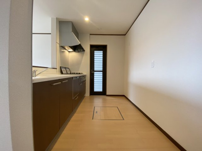 【キッチン】 | 北五葉５丁目　中古戸建 | 勝手口があるのでゴミ捨てなど便利です。